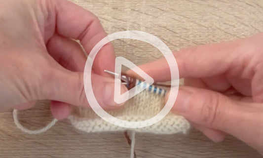 How to knit contrast-coloured bobbles